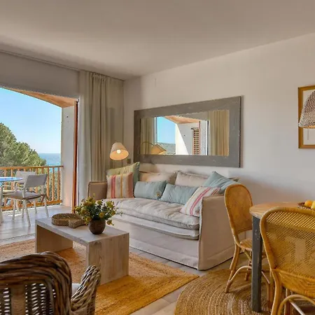 Panoramic Sea Views *
